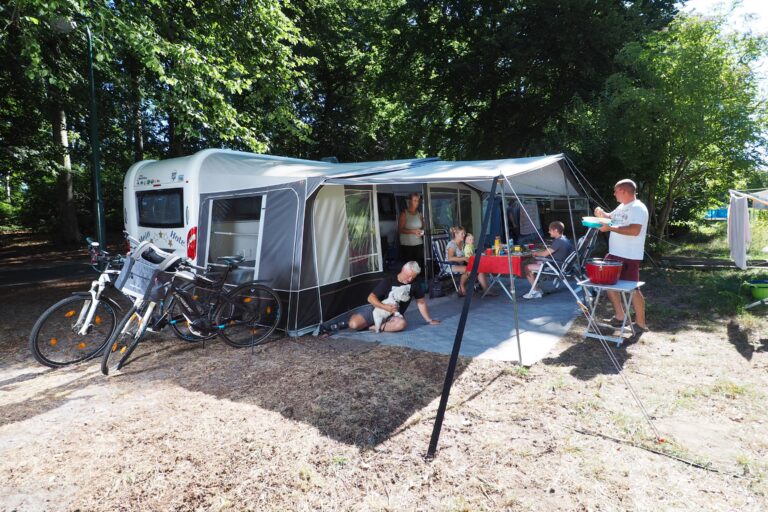 Naturcamping ckeritz Camper am Wohnwagen auf dem Wohnwagen und Zeltstellplatz vom Campingplatz 768x512