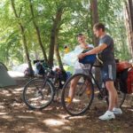 Naturcamping ckeritz Camper mit Fahrraedern auf dem Zeltplatz vom Campingplatz zwischen Baeumen 150x150