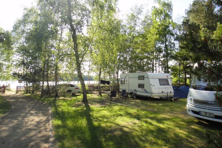 Naturcampingplatz am Olbasee Wohnmobil und Wohnwagenstellplaetze im Schatten der Baeume 619e4333 a53d 497e 9180 6f93a2e475d2 768x512