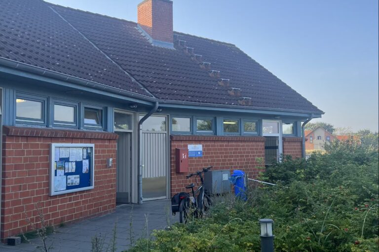 Ostseecamp Gluecksburg Holnis Aussenansicht des Sanitaergebaeudes e8d2106b 62db 428d 8497 ec4a7d9df80c 768x512