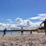Ostseecamp Gluecksburg Holnis Gaeste spielen Beachvolleyball auf dem Campingplatzgelaende an der Ostsee 150x150