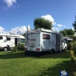 Ostseecamp Gluecksburg Holnis Mobilheim im Schatten unter Baeumen auf dem Campingplatz 150x150