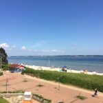 Ostseecamp Gluecksburg Holnis Strandpromenade mit Badestrand Strandkoerben und Kiosk auf dem Campingplatz an der Ostsee 150x150