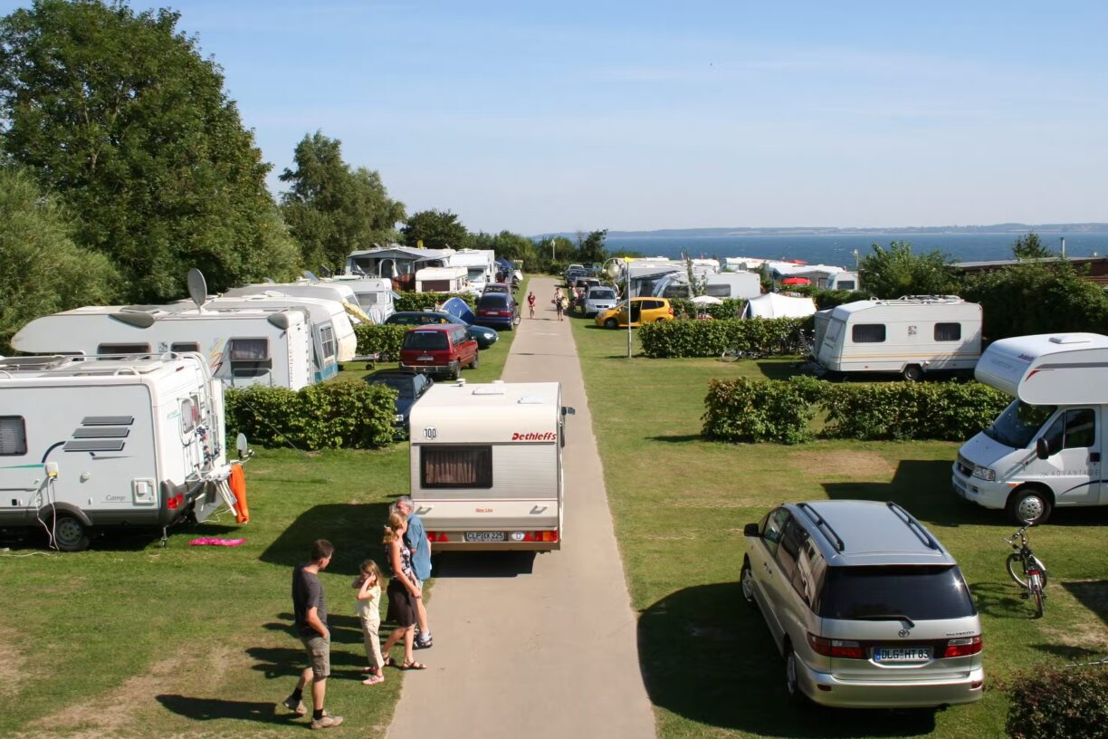 Ostseecamping Familie Heide Blick auf einen asphaltierten Campingplatzweg mit links und rechts davon liegenden parzellierten durch halbhohe Hecken getrennte Standplaetze 4b1ebbc1 456a 4b36 bbe3 a8e617dc453d 1224x816