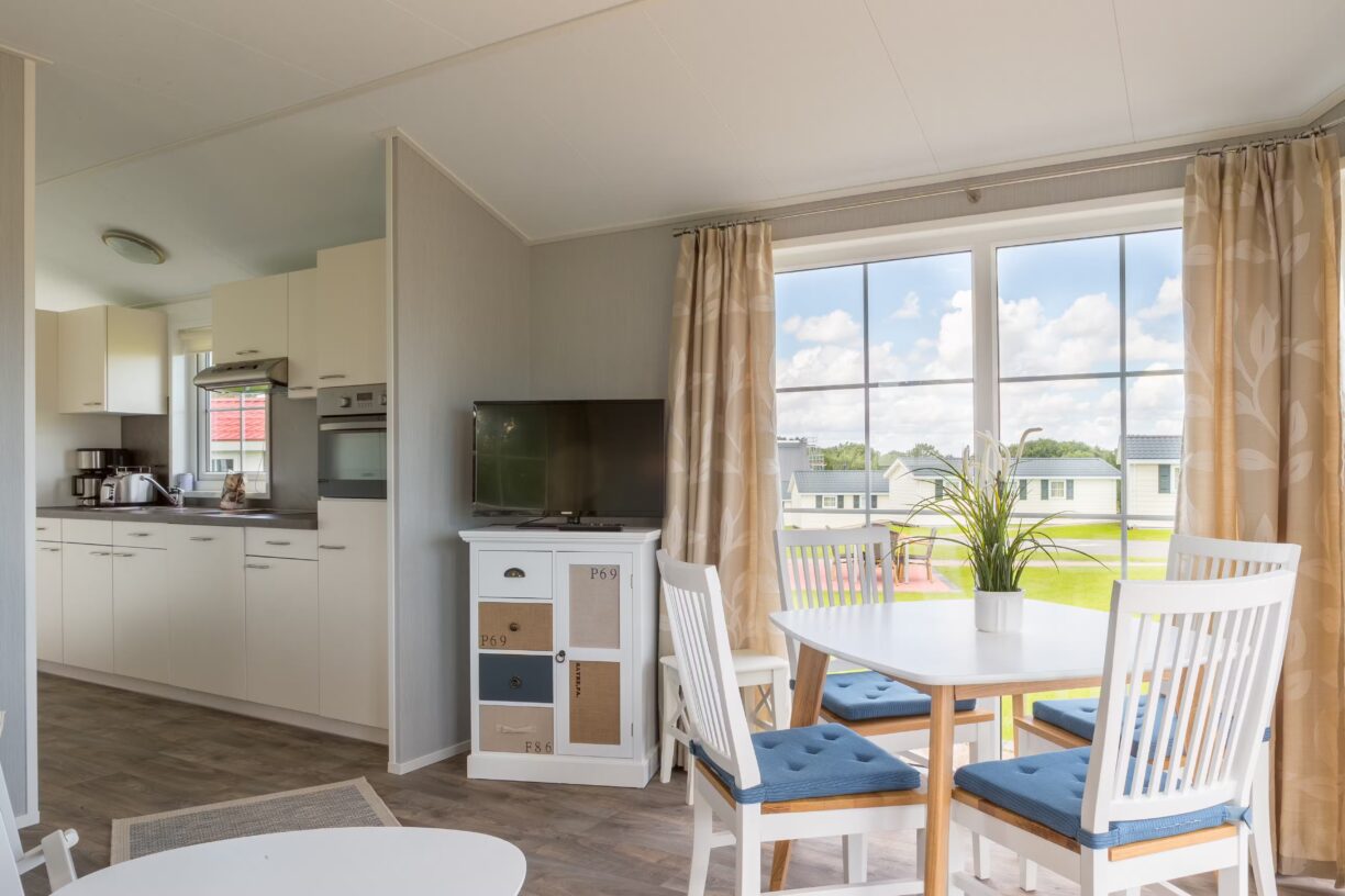 Ostseecamping Familie Heide Essbereich und Kueche im Mobilheim ff8c1af3 5039 49d1 b7cf f26ecf2a8e18 1224x816