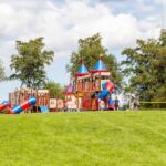 Ostseecamping Familie Heide Spielplatz vom Campingplatz mit Volleyballnetz auf gruener Wiese 150x150