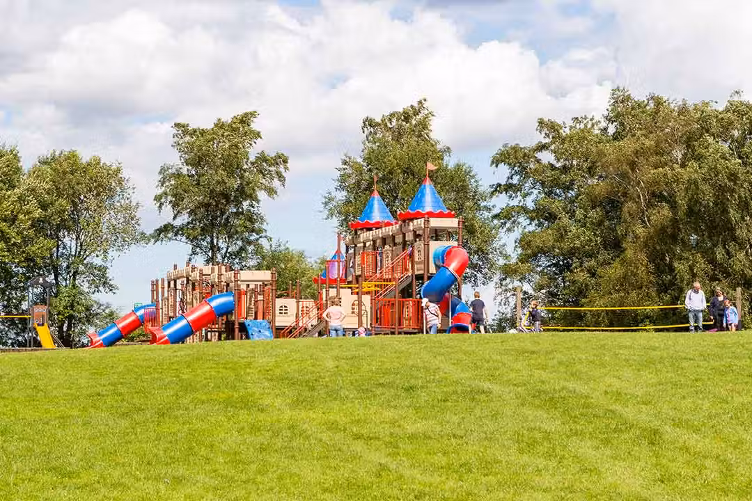 Ostseecamping Familie Heide Spielplatz vom Campingplatz mit Volleyballnetz auf gruener Wiese