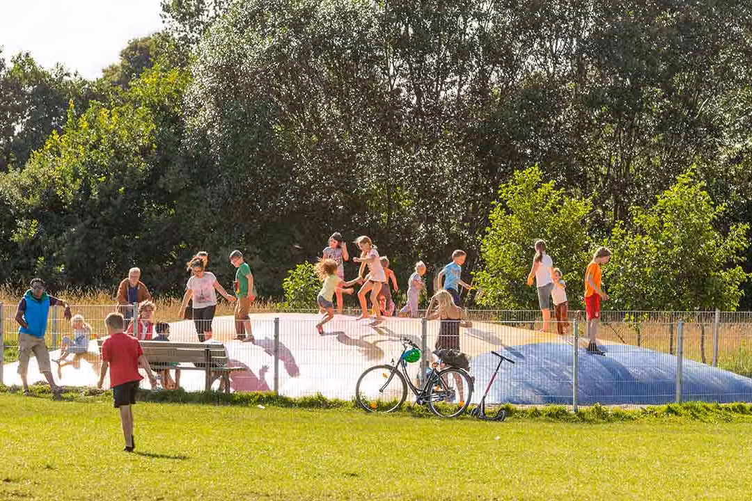 Ostseecamping Familie Heide Trampolin auf dem Spielplatz vom Campingplatz