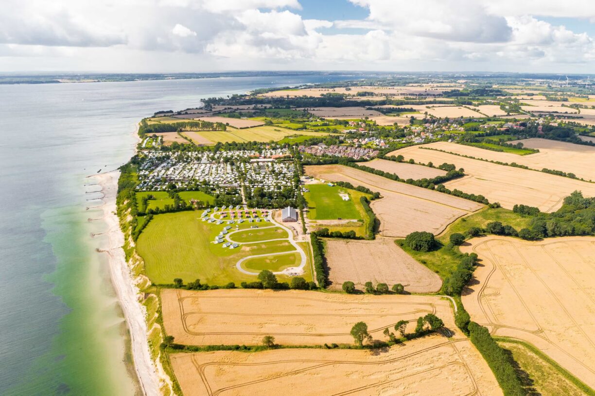 Ostseecamping Familie Heide Vogelperspektive auf den Campingplatz die Kueste mit Strand und die umliegenden Felder 0782d158 533e 4915 863f 8d698b6e1092 1224x816