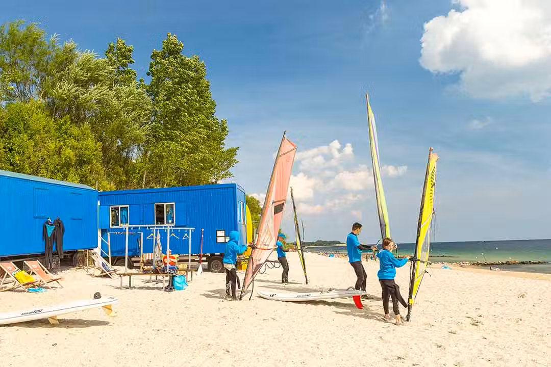 Ostseecamping Familie Heide Windsurfen am Strand vom Campingplatz