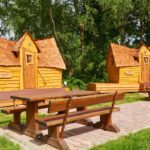 Ostseecamping Familie Heide ausgefallene hoelzerne Klabauterhuetten Mietunterkuenfte mit kleiner Terrasse und gemuetlichen Baenken und Tischen auf einer gepflasterten Gemeinschaftsterrasse 10d9d050 b615 4754 9144 31e241231f91 150x150