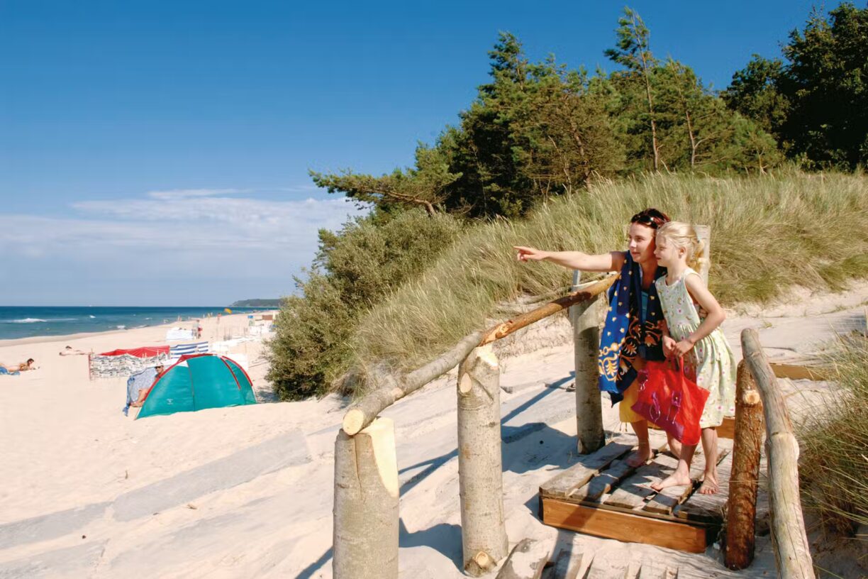 Regenbogen Nonnevitz Fussgaengerweg auf dem Strand 1224x816