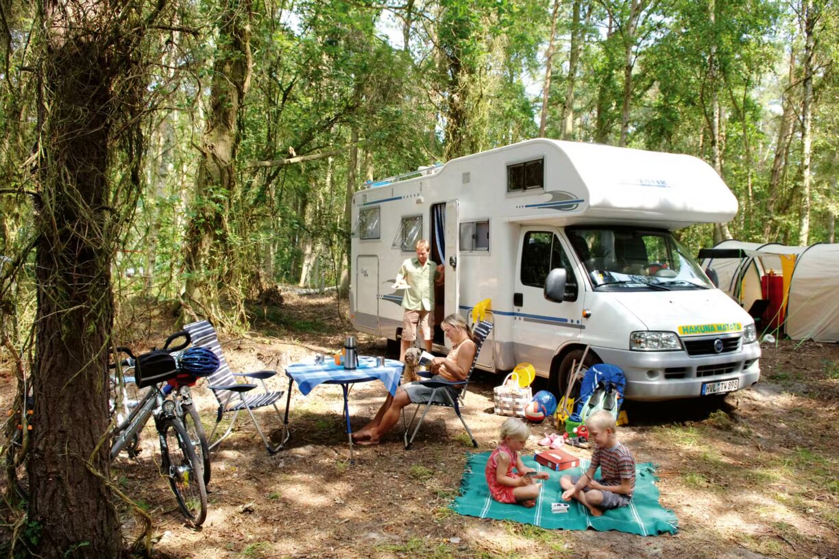 Regenbogen Nonnevitz Gaesteim Schatten vor ihrem Wohnmobil im Schatten 1224x816
