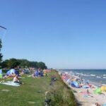 Rosenfelder Strand Ostsee Camping Gaeste am Badestrand vor dem Campingplatz 150x150