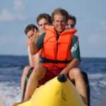 Rosenfelder Strand Ostsee Camping Gaeste beim Bananenbootfahren auf der Ostsee vor dem Campingplatz 150x150