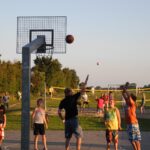 Rosenfelder Strand Ostsee Camping Gaeste beim Basket und Beachvolleyballspiel auf dem Campingplatzgelaende 150x150
