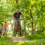 Rosenfelder Strand Ostsee Camping Gaeste beim Mountainbiken auf dem Campingplatzgelaende 150x150