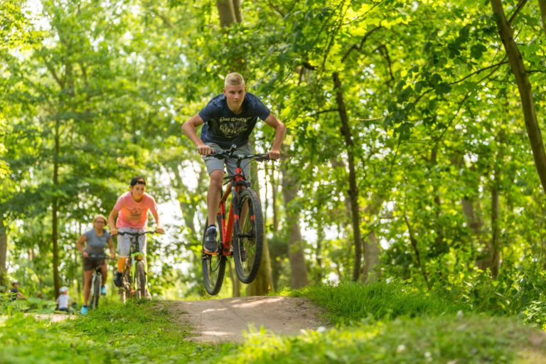 Rosenfelder Strand Ostsee Camping Gaeste beim Mountainbiken auf dem Campingplatzgelaende 768x512