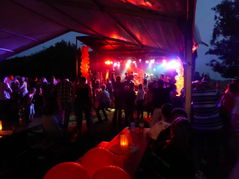 Rosenfelder Strand Ostsee Camping Gaeste beim abendlichen Konzert auf dem Campingplatz 768x576