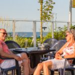 Rosenfelder Strand Ostsee Camping Gaeste im Biergarten des Restaurants an der Ostsee auf dem Campingplatzgelaende 150x150