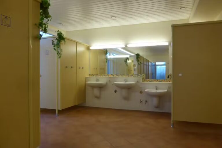 Rosenfelder Strand Ostsee Camping Innenansicht des Sanitaergebaeudes 0feebc42 0037 4fb4 ae0a 45ae9eb21b49 768x512