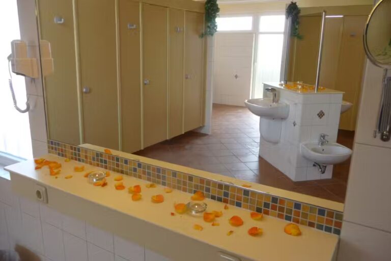 Rosenfelder Strand Ostsee Camping Innenansicht des Sanitaergebaeudes 6610d0b4 7410 4033 8bd7 2f2a521ea9c0 768x512