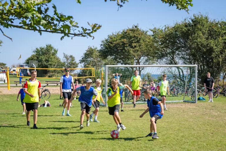 Rosenfelder Strand Ostsee Camping Kinder spielen Fussball auf dem Campingplatz 78e8a69f 9cae 43f6 88e0 7a5dd269ebae 768x512