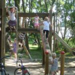 Rosenfelder Strand Ostsee Camping Kinderspielplatz mit Rutsche und Schaukel auf dem Campingplatz 150x150