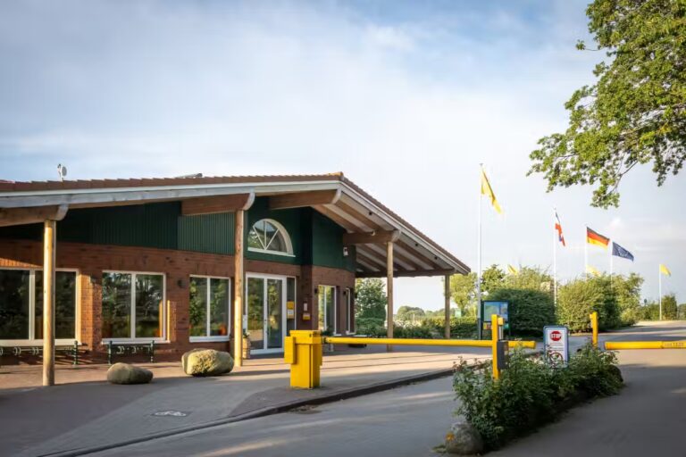 Rosenfelder Strand Ostsee Camping Schranke und Rezeption an der Einfahrt des Campingplatzes 32b680a5 945e 4fee ae90 172e114553eb 768x512