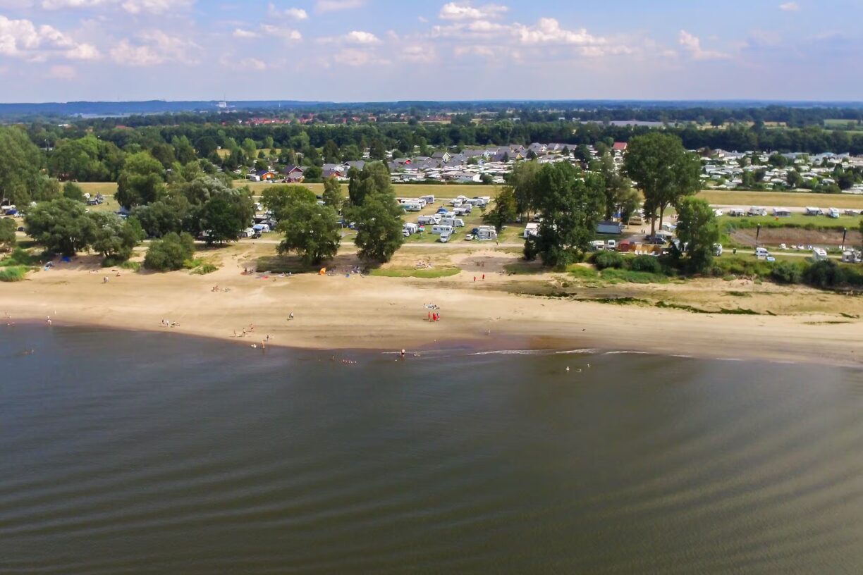 Stover Strand Camping Luftaufnahme des Campingplatzes am Wasser 6132305c 9b05 45bb a164 651a98e58003 1224x816