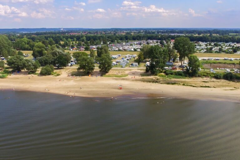 Stover Strand Camping Luftaufnahme des Campingplatzes am Wasser 6132305c 9b05 45bb a164 651a98e58003 768x512