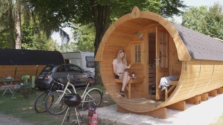 Strandcamping Waging Campingfass im Schatten unter Baeumen auf dem Campingplatz bei Muenchen 768x432