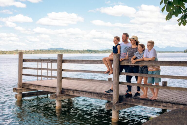 Strandcamping Waging Familie geniesst den Ausblick auf das Wasser 14cdb171 ebc5 4ef6 be69 2f43e4cbb543 768x512