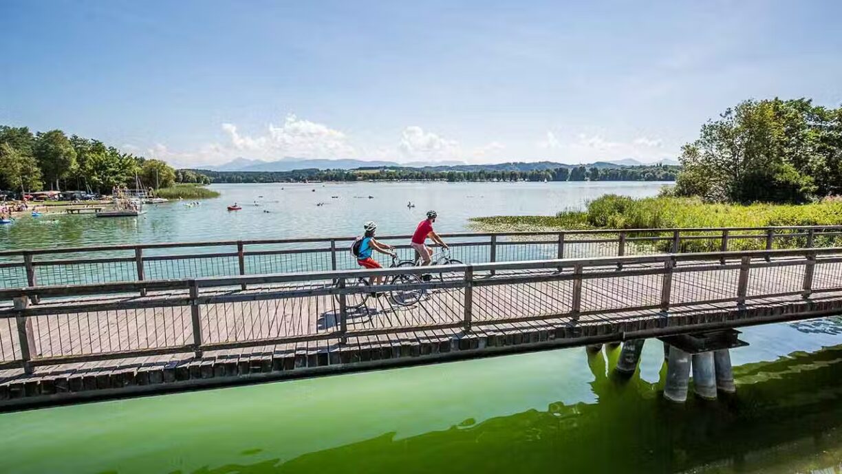 Strandcamping Waging Gaeste bei einer Radtour am Waginger See mit Alpenblick 1224x689