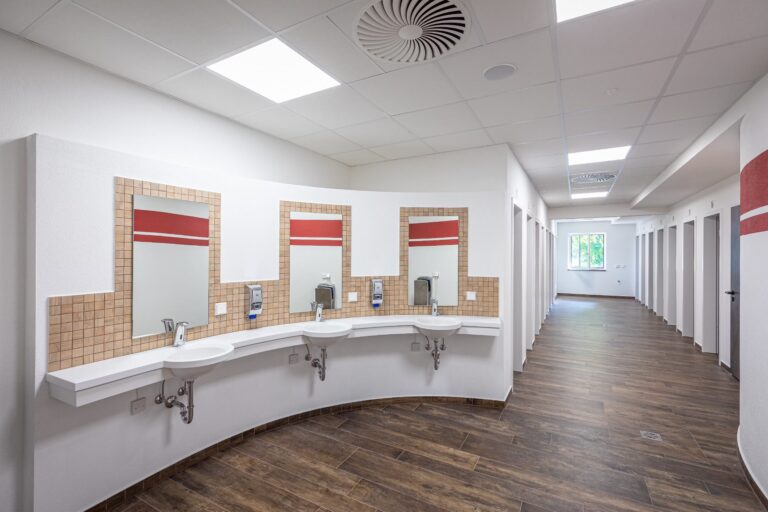 Strandcamping Waging Innenansicht des Sanitaergebaeudes 41d5314e acd5 4ceb b507 decf93e6714c 768x512