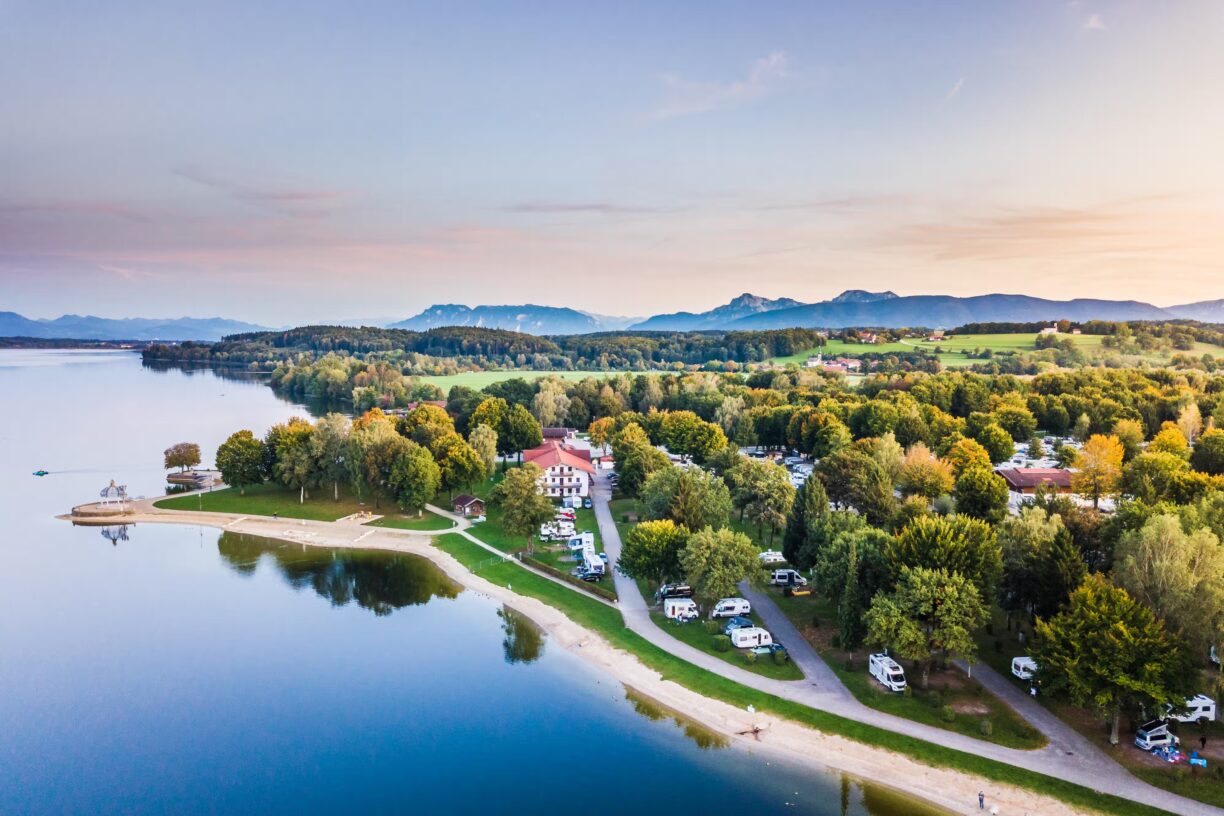 Strandcamping Waging Luftaufnahme des Campingplatzes am Strand 2774ec4d 41e3 4a12 a8d1 6d66d4655890 1224x816