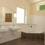 Strandcamping Waging Sanitaergebaeude mit Waschbecken Spiegel Toiletten und Badewanne 150x150