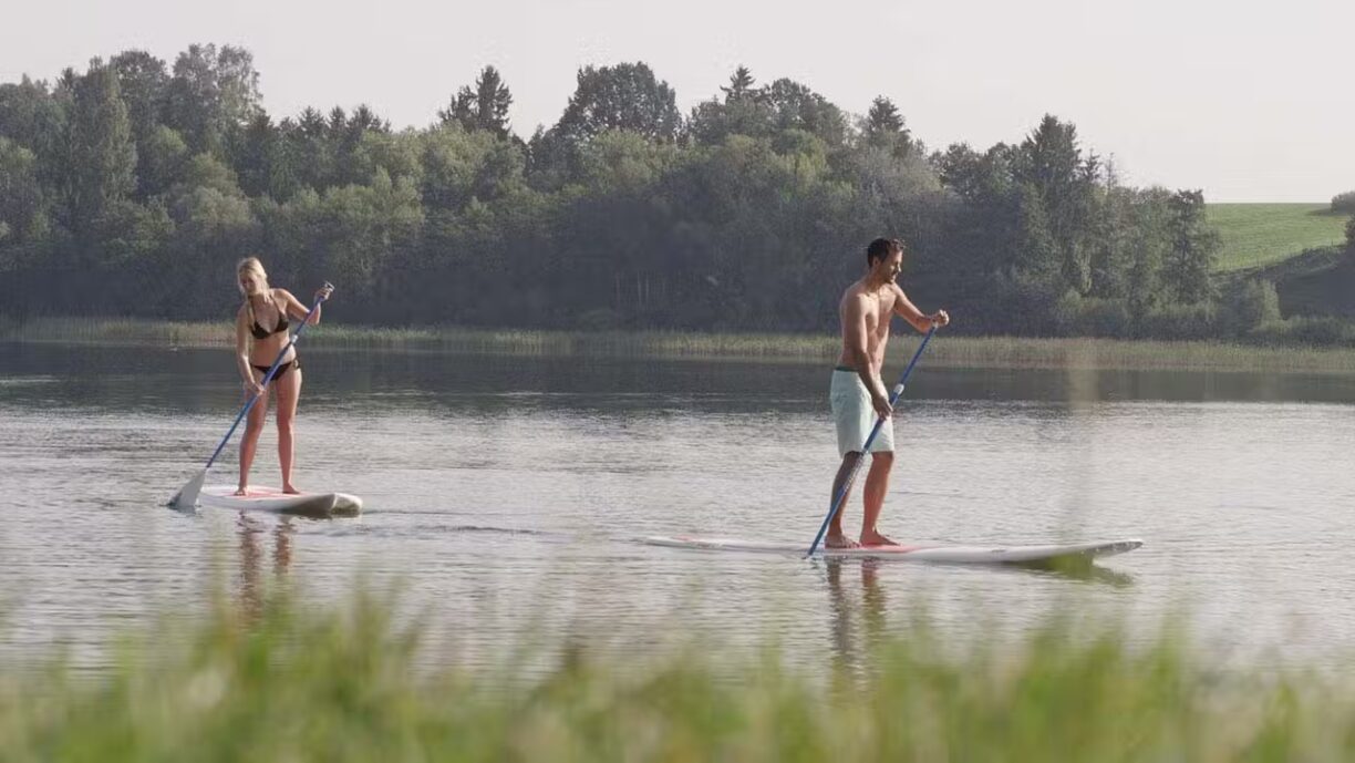 Strandcamping Waging Stand Up Paddler auf dem Waginger See am Campingplatz 1224x689
