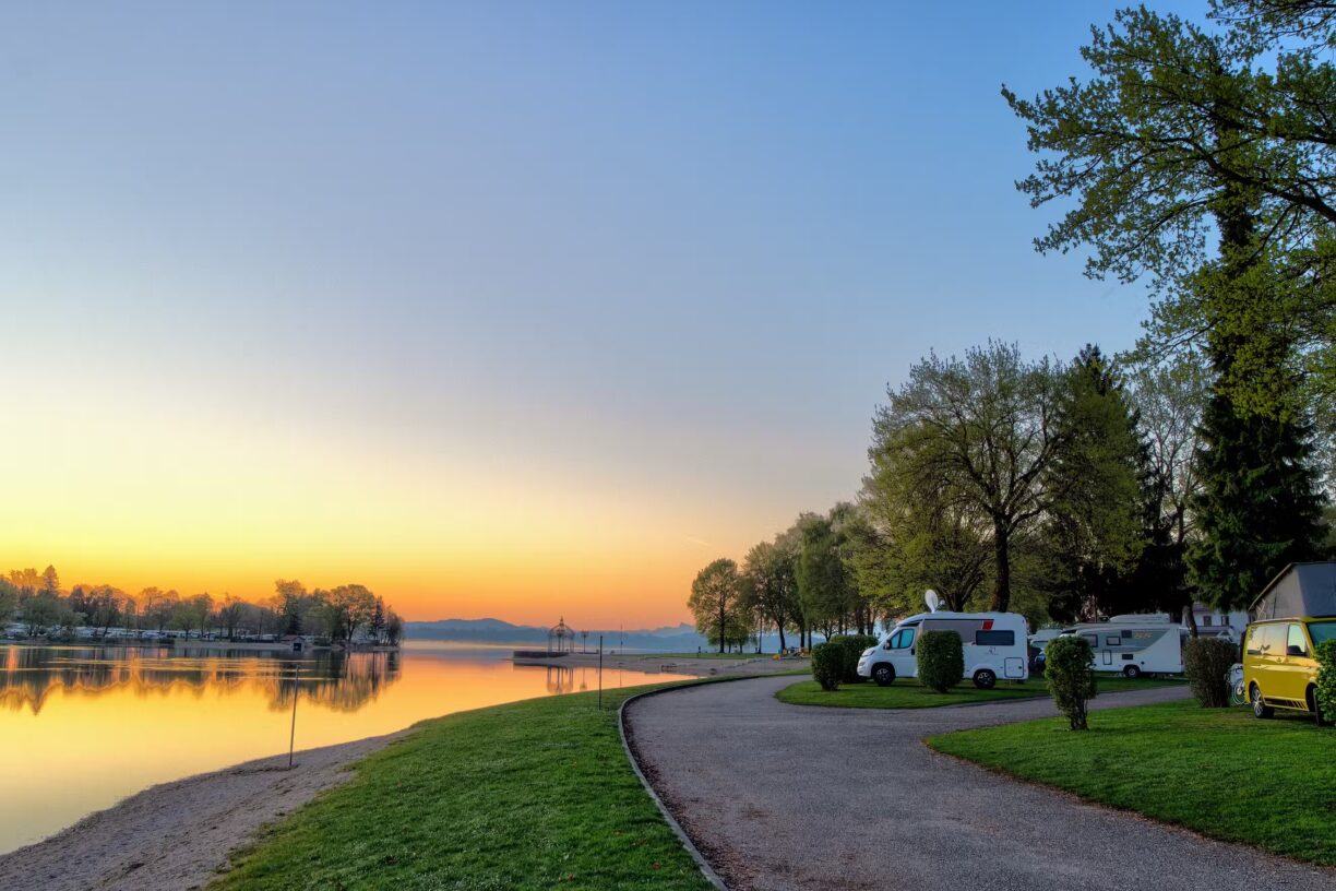 Strandcamping Waging Standplaetze auf dem Campingplatz bei Sonnenuntergang b93a308d 5c68 405c 9b01 02241b082fe5 1224x816