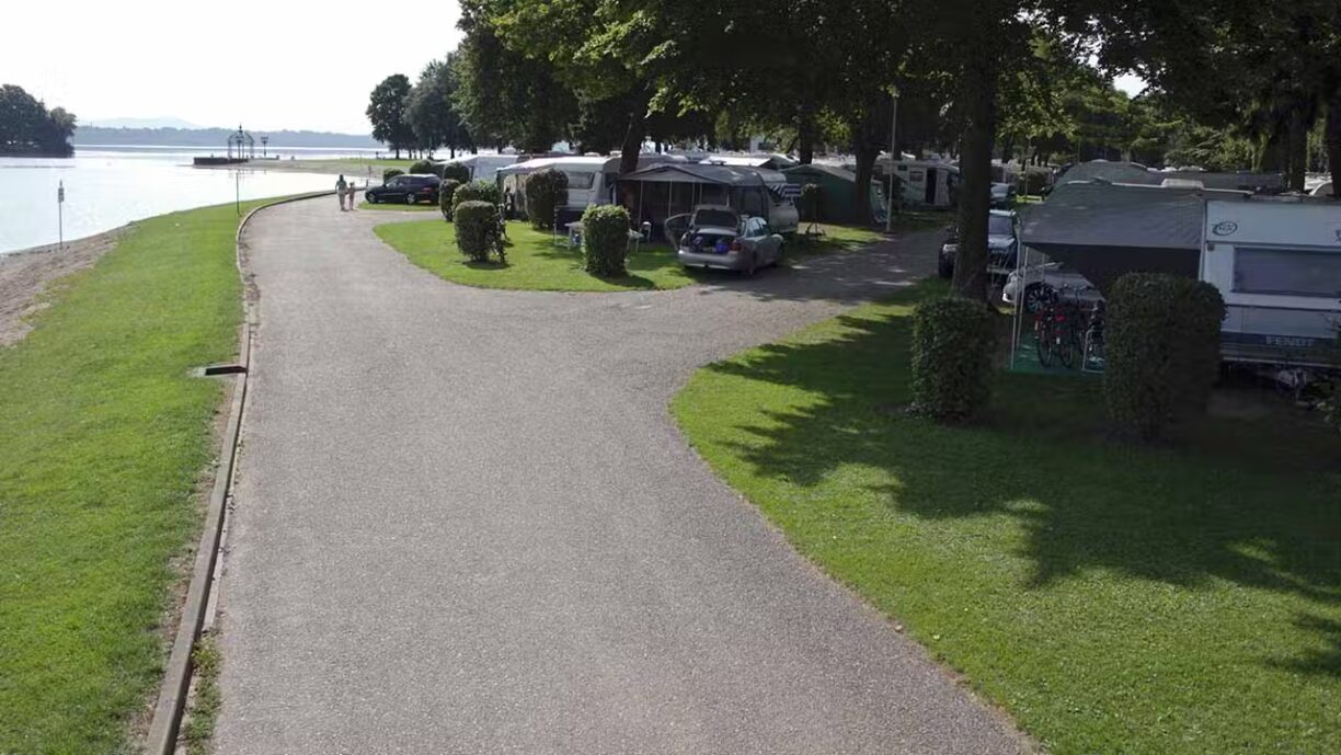 Strandcamping Waging Stellplaetze im Schatten unter Baeumen am See auf dem Campingplatz 1224x689