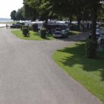 Strandcamping Waging Stellplaetze im Schatten unter Baeumen am See auf dem Campingplatz 150x150
