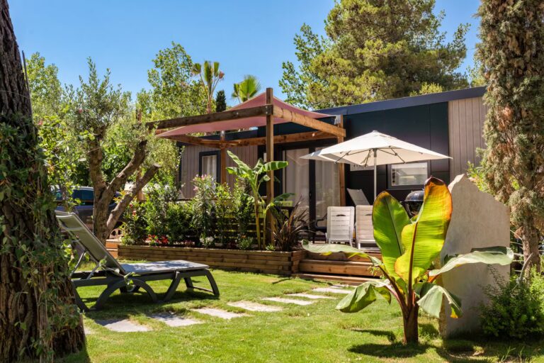 Sunelia Les Sablons Blick auf ein Mobilheim mit Terrasse 1250a668 33ca 4348 80d4 5978405fd843 768x512