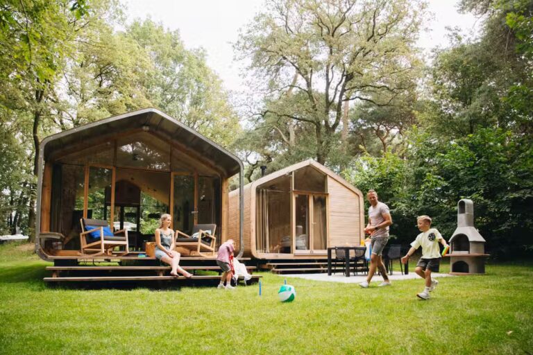 Vakantiepark Beerze Bulten Aussenansicht der Mietunterkuenfte auf einer Wiese 37e42ab0 9abd 4346 94a2 1a542dbdc418 768x512