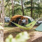 Vrijetijdspark Beerze Bulten Camper in der Haengematte vor dem Zelt auf dem Zeltplatz vom Campingplatz 150x150