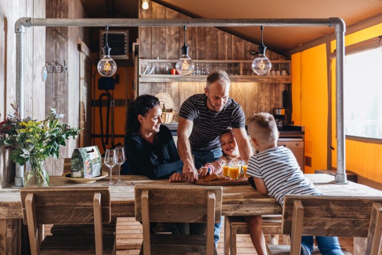 Vrijetijdspark Beerze Bulten Glamping Zelt Wohnzimmer 768x512