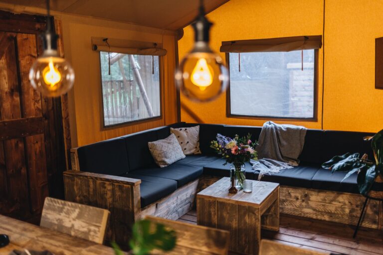 Vrijetijdspark Beerze Bulten Glamping Zelt mit Sofa 768x512