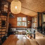 Vrijetijdspark Beerze Bulten Innenansicht des Mobilheims Wohnzimmer und Kueche  150x150