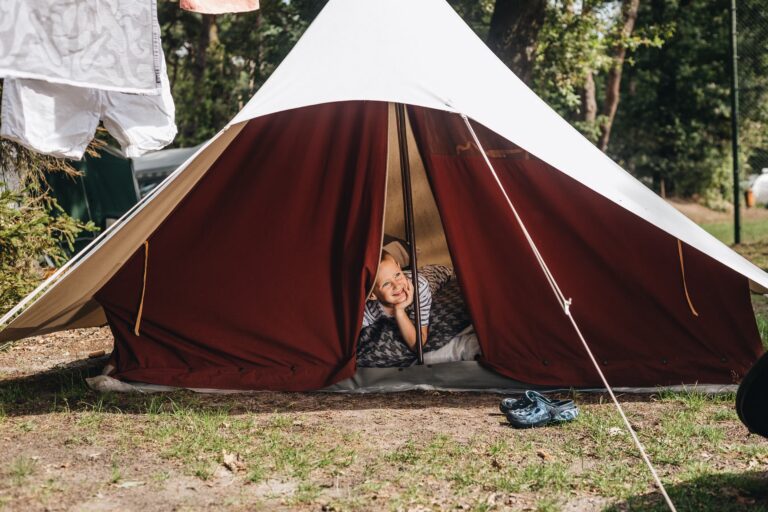 Vrijetijdspark Beerze Bulten Kind im Zelt auf dem Zeltplatz vom Campingplatz 768x512