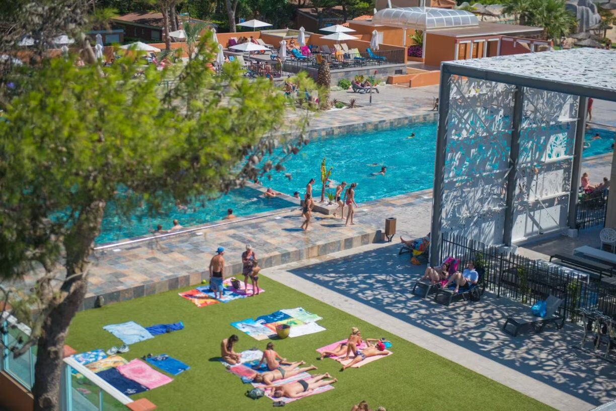 Yelloh Village Le Brasilia Gaeste liegen am Pool in der Sonne 56b30bcc e218 47f2 9a2f 909144316246 1224x816