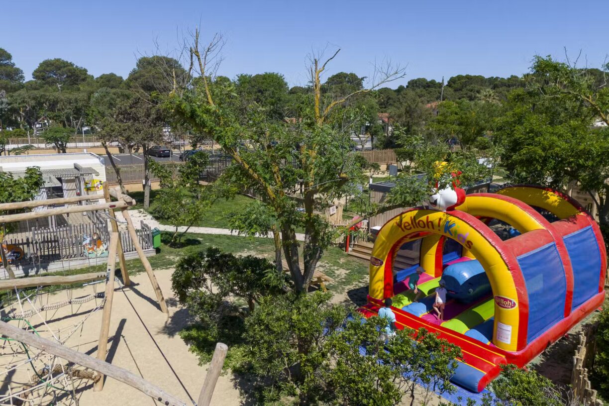 Yelloh Village Le Brasilia Kinderspielplatz und Huepfburg auf dem Campingplatz 6c8db56d a7e7 4c42 881e 17ba2a980613 1224x816